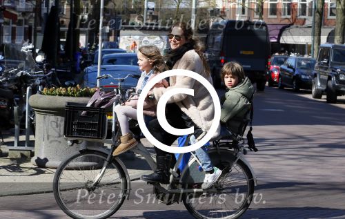 Amsterdam 14 april 2015
Evelyne Struik met kinderen in Amsterdam