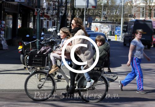Amsterdam 14 april 2015
Evelyne Struik met kinderen in Amsterdam