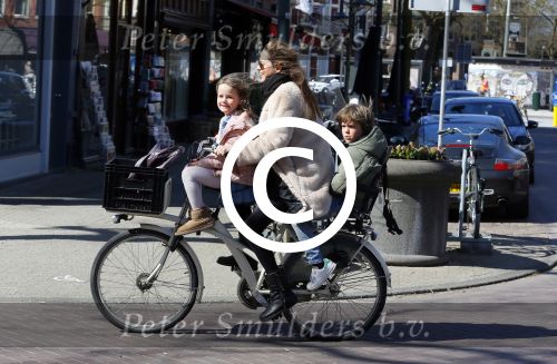 Amsterdam 14 april 2015
Evelyne Struik met kinderen in Amsterdam