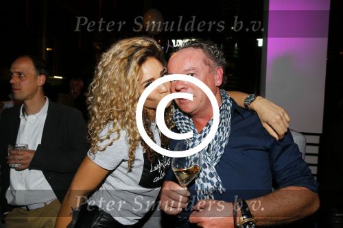 Rotterdam 9 april 2015
)pening van de nieuwe zaak waar Winston Post de manager is in het Hilton Hotel. De zaak heet Hugh. Fajah met een fan