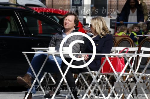 Amsterdam 8 april 2015
Frits Sissing met een kennis op terras.
