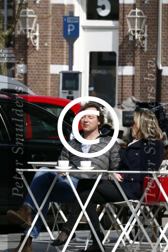 Amsterdam 8 april 2015
Frits Sissing met een kennis op terras.