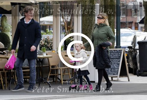 Amsterdam 4 april 2015 
Gallyon v Vessem met man en dochter op de willemsparkweg