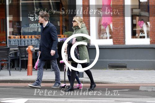 Amsterdam 4 april 2015 
Gallyon v Vessem met man en dochter op de willemsparkweg