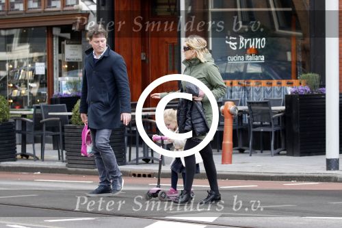 Amsterdam 4 april 2015 
Gallyon v Vessem met man en dochter op de willemsparkweg