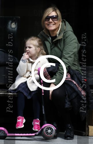 Amsterdam 4 april 2015 
Gallyon v Vessem met man en dochter op de willemsparkweg