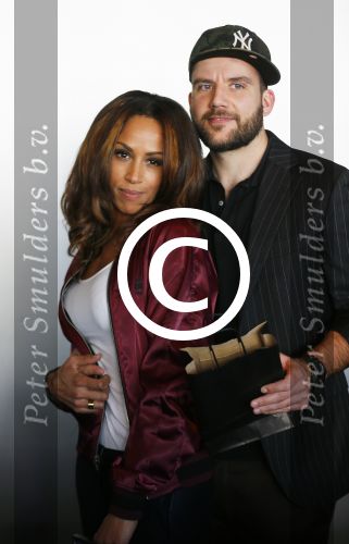 Amsterdam 9 april 2015
Presentatie cd/dvd ladies of soul met Glennis Grace Candy Dulfer Bergit Lewis Edsilia Rombley en Trijntje Oosterhuis. Jurgen raymann reikt ze uit . Glennis met vriend