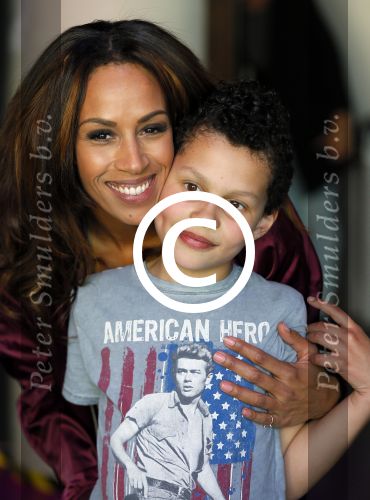 Amsterdam 9 april 2015
Presentatie cd/dvd ladies of soul met Glennis Grace Candy Dulfer Bergit Lewis Edsilia Rombley en Trijntje Oosterhuis. Jurgen raymann reikt ze uit . Glennis met zoon Anthony
