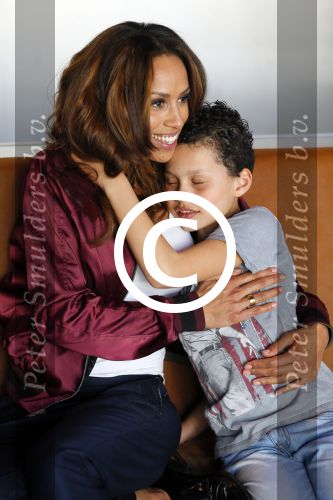 Amsterdam 9 april 2015
Presentatie cd/dvd ladies of soul met Glennis Grace Candy Dulfer Bergit Lewis Edsilia Rombley en Trijntje Oosterhuis. Jurgen raymann reikt ze uit . Glennis met zoon Anthony