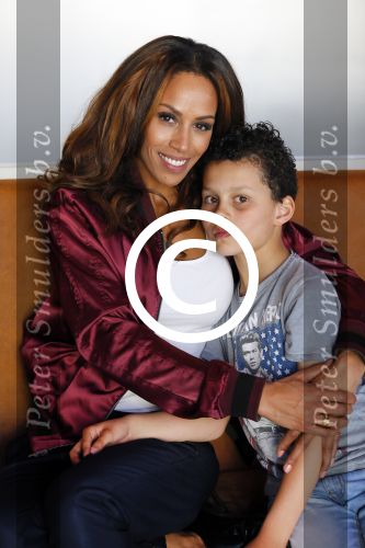 Amsterdam 9 april 2015
Presentatie cd/dvd ladies of soul met Glennis Grace Candy Dulfer Bergit Lewis Edsilia Rombley en Trijntje Oosterhuis. Jurgen raymann reikt ze uit . Glennis met zoon Anthony