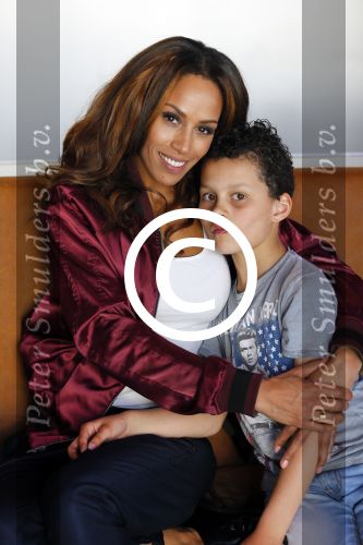Amsterdam 9 april 2015
Presentatie cd/dvd ladies of soul met Glennis Grace Candy Dulfer Bergit Lewis Edsilia Rombley en Trijntje Oosterhuis. Jurgen raymann reikt ze uit . Glennis met zoon Anthony
