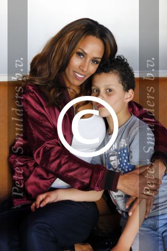 Amsterdam 9 april 2015
Presentatie cd/dvd ladies of soul met Glennis Grace Candy Dulfer Bergit Lewis Edsilia Rombley en Trijntje Oosterhuis. Jurgen raymann reikt ze uit . Glennis met zoon Anthony