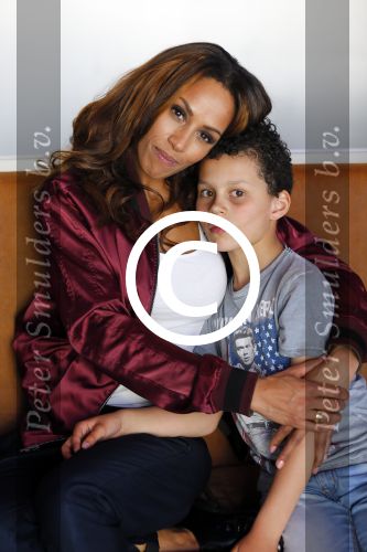 Amsterdam 9 april 2015
Presentatie cd/dvd ladies of soul met Glennis Grace Candy Dulfer Bergit Lewis Edsilia Rombley en Trijntje Oosterhuis. Jurgen raymann reikt ze uit . Glennis met zoon Anthony