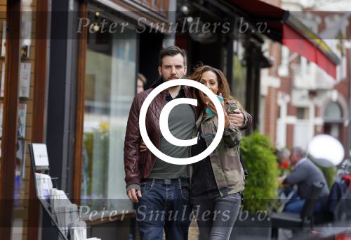 Amsterdam 29 april 2015 
Glennis Grace verliefd met haar vriend Robert Biesewig op de cornelis schuytstraat