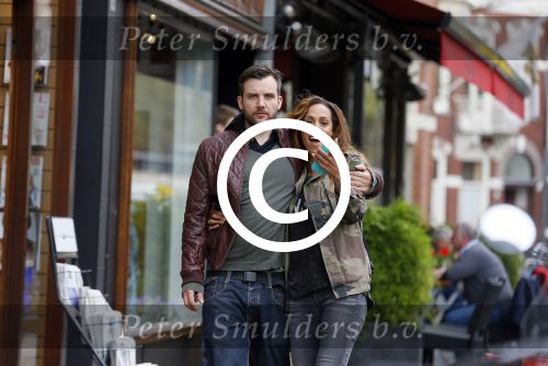 Amsterdam 29 april 2015 
Glennis Grace verliefd met haar vriend Robert Biesewig op de cornelis schuytstraat
