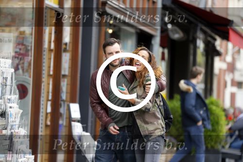 Amsterdam 29 april 2015 
Glennis Grace verliefd met haar vriend Robert Biesewig op de cornelis schuytstraat