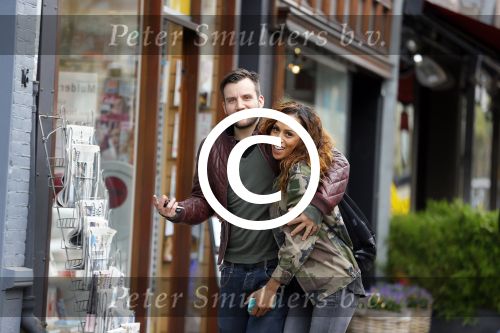 Amsterdam 29 april 2015 
Glennis Grace verliefd met haar vriend Robert Biesewig op de cornelis schuytstraat