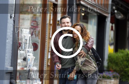Amsterdam 29 april 2015 
Glennis Grace verliefd met haar vriend Robert Biesewig op de cornelis schuytstraat