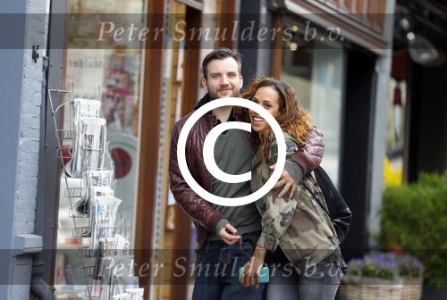 Amsterdam 29 april 2015 
Glennis Grace verliefd met haar vriend Robert Biesewig op de cornelis schuytstraat