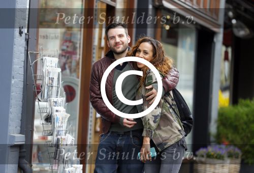 Amsterdam 29 april 2015 
Glennis Grace verliefd met haar vriend Robert Biesewig op de cornelis schuytstraat