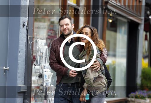 Amsterdam 29 april 2015 
Glennis Grace verliefd met haar vriend Robert Biesewig op de cornelis schuytstraat