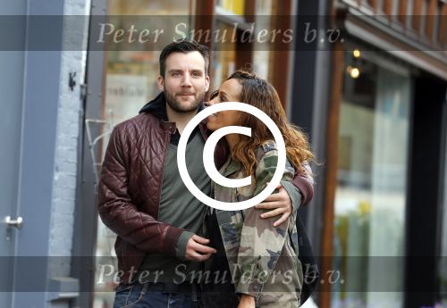 Amsterdam 29 april 2015 
Glennis Grace verliefd met haar vriend Robert Biesewig op de cornelis schuytstraat