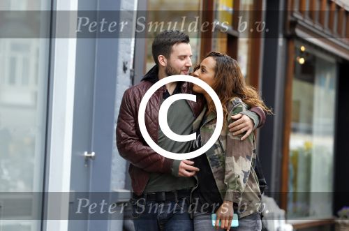 Amsterdam 29 april 2015 
Glennis Grace verliefd met haar vriend Robert Biesewig op de cornelis schuytstraat