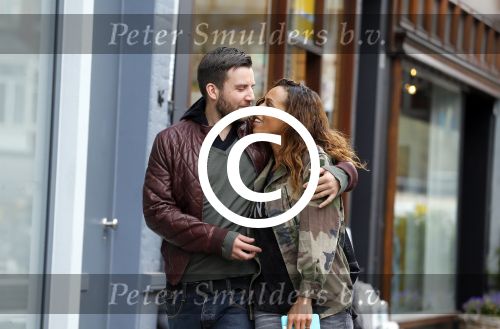 Amsterdam 29 april 2015 
Glennis Grace verliefd met haar vriend Robert Biesewig op de cornelis schuytstraat