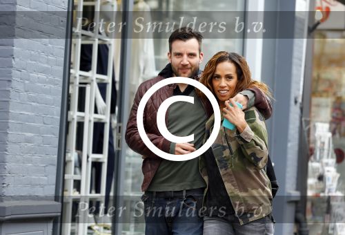 Amsterdam 29 april 2015 
Glennis Grace verliefd met haar vriend Robert Biesewig op de cornelis schuytstraat