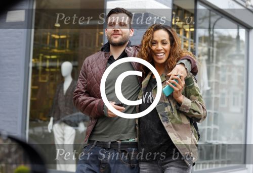 Amsterdam 29 april 2015 
Glennis Grace verliefd met haar vriend Robert Biesewig op de cornelis schuytstraat