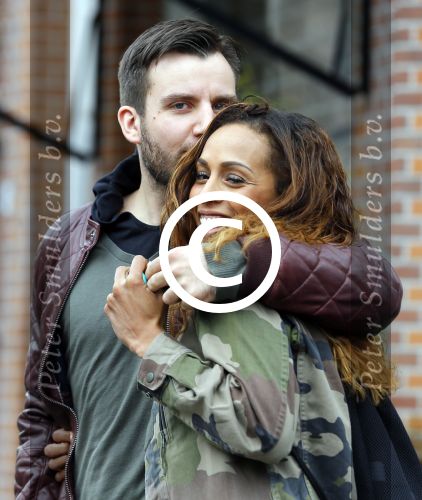 Amsterdam 29 april 2015 
Glennis Grace verliefd met haar vriend Robert Biesewig op de cornelis schuytstraat