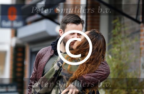 Amsterdam 29 april 2015 
Glennis Grace verliefd met haar vriend Robert Biesewig op de cornelis schuytstraat