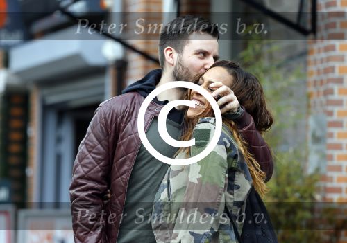 Amsterdam 29 april 2015 
Glennis Grace verliefd met haar vriend Robert Biesewig op de cornelis schuytstraat