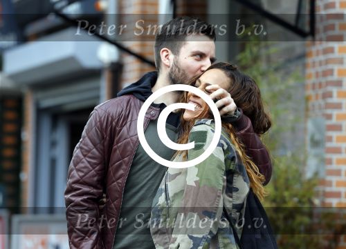Amsterdam 29 april 2015 
Glennis Grace verliefd met haar vriend Robert Biesewig op de cornelis schuytstraat