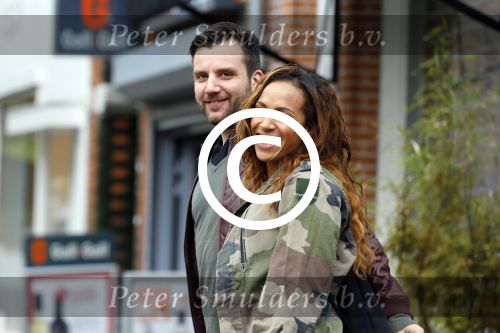 Amsterdam 29 april 2015 
Glennis Grace verliefd met haar vriend Robert Biesewig op de cornelis schuytstraat
