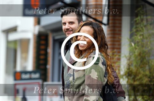 Amsterdam 29 april 2015 
Glennis Grace verliefd met haar vriend Robert Biesewig op de cornelis schuytstraat