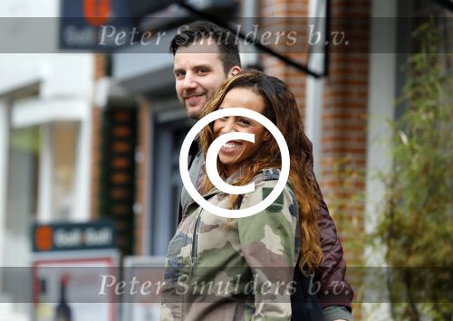 Amsterdam 29 april 2015 
Glennis Grace verliefd met haar vriend Robert Biesewig op de cornelis schuytstraat