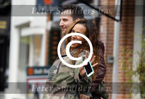 Amsterdam 29 april 2015 
Glennis Grace verliefd met haar vriend Robert Biesewig op de cornelis schuytstraat
