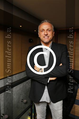 Rotterdam 9 april 2015
Gordon en zijn nieuwe vriend DJ Maurice bij de opening van de nieuwe zaak waar Winston Post de manager is in het Hilton Hotel.