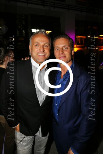 Rotterdam 9 april 2015
)pening van de nieuwe zaak waar Winston Post de manager is in het Hilton Hotel. De zaak heet Hugh. Gordon met Winston