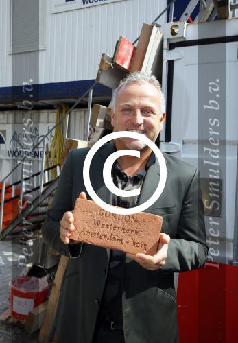 Amsterdam 10 april 2015
Gordon metselt een steen met zijn naam erop bij de westertoren.