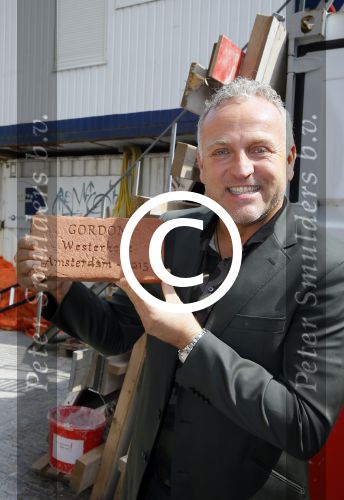 Amsterdam 10 april 2015
Gordon metselt een steen met zijn naam erop bij de westertoren.