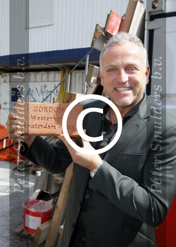 Amsterdam 10 april 2015
Gordon metselt een steen met zijn naam erop bij de westertoren.