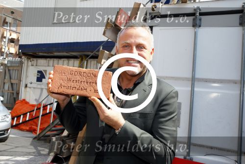 Amsterdam 10 april 2015
Gordon metselt een steen met zijn naam erop bij de westertoren.