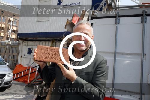 Amsterdam 10 april 2015
Gordon metselt een steen met zijn naam erop bij de westertoren.