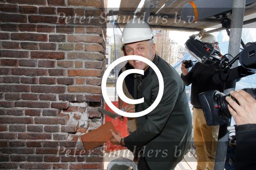 Amsterdam 10 april 2015
Gordon metselt een steen met zijn naam erop bij de westertoren.