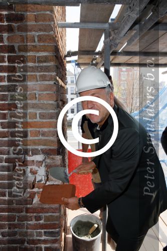 Amsterdam 10 april 2015
Gordon metselt een steen met zijn naam erop bij de westertoren.