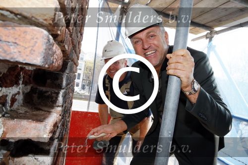 Amsterdam 10 april 2015
Gordon metselt een steen met zijn naam erop bij de westertoren.