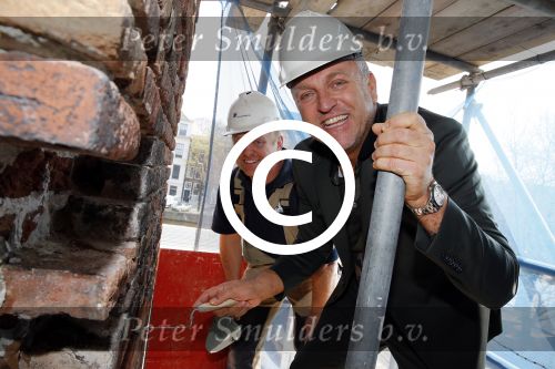 Amsterdam 10 april 2015
Gordon metselt een steen met zijn naam erop bij de westertoren.