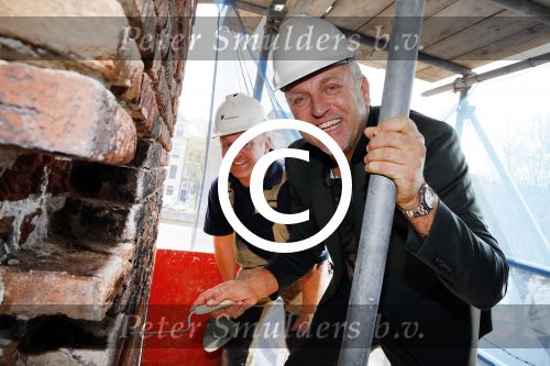 Amsterdam 10 april 2015
Gordon metselt een steen met zijn naam erop bij de westertoren.
